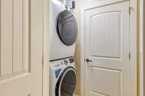 King Suite w/ kitchenette & full size fridge -55 in TV cable -pool & hot tub! - Image 2