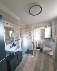 Apartment with lake view - Image 3