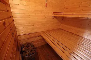 Rifugio Svahova con camino, sauna, campo da tennis, vasca idromassaggio e piscina esterna - Image 4