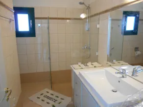 Hermosa villa nueva y confortable con piscina, excelente vista. - Image 3