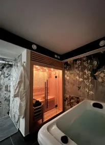 Suite in the historic center of Verona with sauna and heated whirlpool. - Image 2