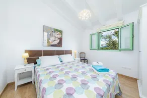 Air-Conditioned Holiday Home by the Sea with Pool, Garden, Terrace & Wi-Fi - Image 3