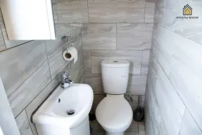City Centre 2 Bed Flat Sleeps 3 for Work and Leisure with Private Parking & Wifi - Image 2