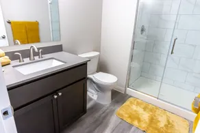 Stylish Chic Downtown Apartment - Image 3