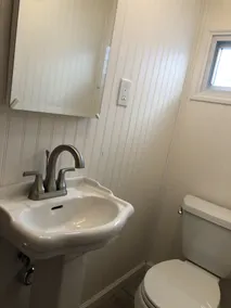 Comfy & Clean Cottage In Desirable Island Section! Dog Friendly! Park & Stay! - Image 4
