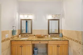Private Rooftop/Walk to Beach / Parking /Chef Kitchen - Image 3