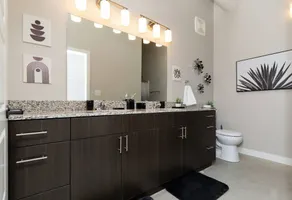 Stunning Downtown Studio with Rooftop Patio - Image 5