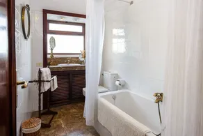 Maison rustique à courte distance de la plage, avec piscine, terrasses et jardin - Image 3