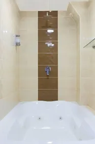 STUDIO EXITO HOT TUB - Image 3