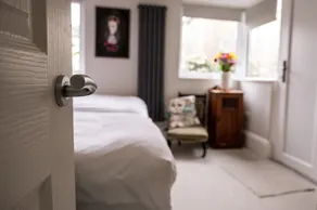 Gorgeous 2-Bed Apartment with Patio - Image 3