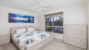Pawprints Pet Friendly 4 bedroom level home only 370m to pet friendly beach - Image 5