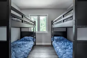 7 bedrooms, 2 kitchens, large deck overlooking lakefront cottage. Max 14 persons - Image 3