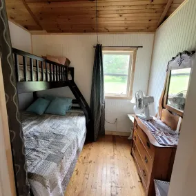 Quaint 2 bedroom water view cottage.  Near great golfing, beaches and breweries. - Image 5