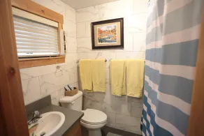 A comtemporary home that is great for families & large groups just 6 miles North - Image 4