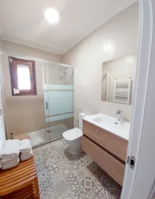 Villa Robert. Smart detached Villa with communal pool and fully fenced garden - Image 5