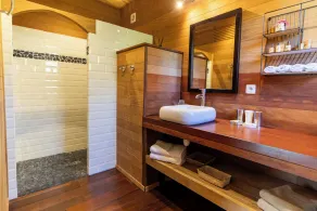 Villa i bushen, mens eksotisk træ, privat opvarmet pool, jacuzzi. - Image 4