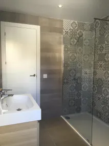 4 chambres et 4 salles de bain, à 150 mètres de la plage, piscine privée, barbecue - Image 3