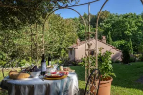Elegante apartamento rodeado de naturaleza con piscina - Image 4