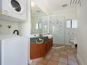 Solander House - 5 Bedrooms across from the Beach - Image 4