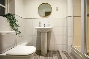6 Bedroom House- Free Parking, Fast Wifi & SmartTV - Image 3