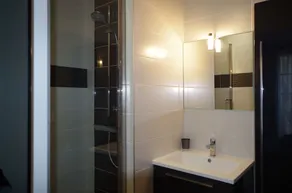 Recent apartment in the heart of downtown with private parking - Image 3