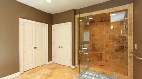 Der offene Grundriss dieses atemberaubenden Custom Home ist ideal für unterhaltsame - Image 5