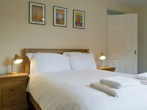 Spacious terraced cottage within walking distance of the town centre. - Image 4
