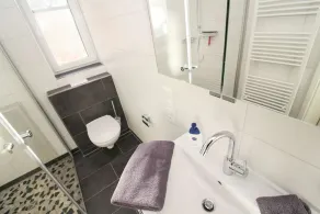 Casa de férias mobilada de alta qualidade e luminosa no térreo - Image 3