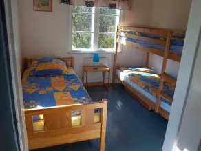Sejlerhus rødt sommerhus nær sø og golfbane med båd i landsbyens beliggenhed - Image 3