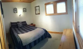 River Ellis Chalet: Cozy Chalet w private Jacuzzi & access to Swimming Pool - Image 4