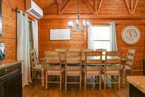 Luxurious 4Br Cabin off 151 Brew/Wine Trail - Image 5