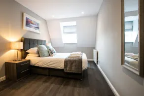 Beautiful central apartment with parking - Image 4
