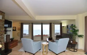 Love on the Lake - Lakefront Updated Cottage - Image 3