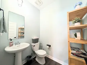 Spacious Home Near Grand Park & Chatham Hills: 3 Kings, 2 En-Suites & Pond View - Image 3