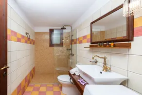 Spacious, Good Privacy, a Gorgeous Sea View, ideal for groups or large families. - Image 4