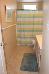4 chambres / 2 salles de bain au dernier étage avec 3 ponts à seulement 7 maisons de la plage! - Image 3