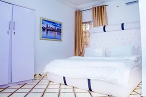 Hollysee Hotel & Suites - Image 3