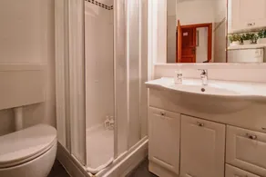 <p><strong>Rissu Nice Studio : Votre Refuge Confortable au Cœur de Vernazza, Cinque Terre</strong><br />Bienvenue au <strong>Rissu Nice Studio</strong>, un charmant et confortable studio situé au cœur de <strong>Vernazza</strong>, l’un des villages - Image 4