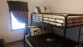 Din egen privata timmerstuga på en 970 tunnland ranch. - Image 3