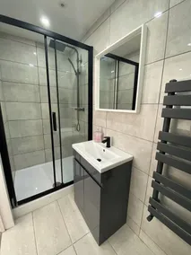 Luton City Retreat - Spacious 3 Bedroom Apartment - Image 4