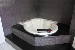 House with a swimming pool and a pétanque court near the villages of the Luberon. - Image 2