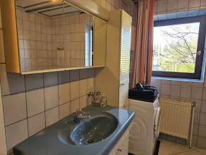 Este apartamento está situado en los Alpes, junto a las pistas de esquí y los lagos de montaña. - Image 3