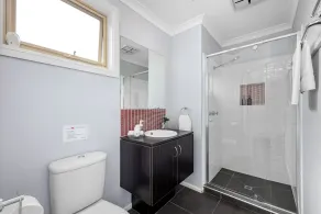 Luxury Coastal Escape - Spacious Group Accommodation - Image 4