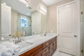 Spacious 3 Bed House near MD Anderson with Free Parking & Wi-Fi - Image 3
