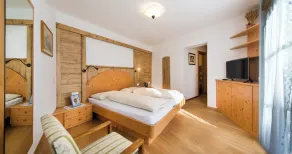 5 minutes from the Alpe di Siusi cable car, family apartment and terrace. - Image 5
