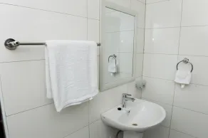 Glamorous, Premium, Ensuite 2-Bed, 2-Bath Apartment - Image 5