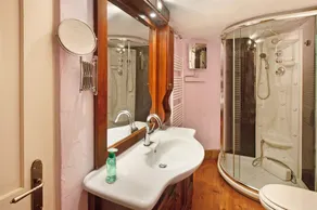 Apartment 'Casa Al Molo' with Lake View, Garden and Wi-Fi - Image 2