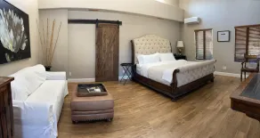 Large poolside King suite with private entrance-Villa Riposo Winery - Image 3