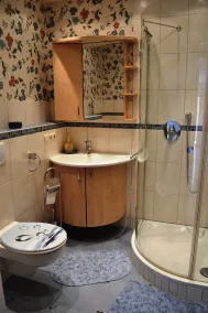 Spacious vacation apartment with private entrance in a quiet location. - Image 2
