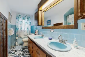 Quintessential lakefront home with woodstove, beach access, dock & washer/dryer - Image 2